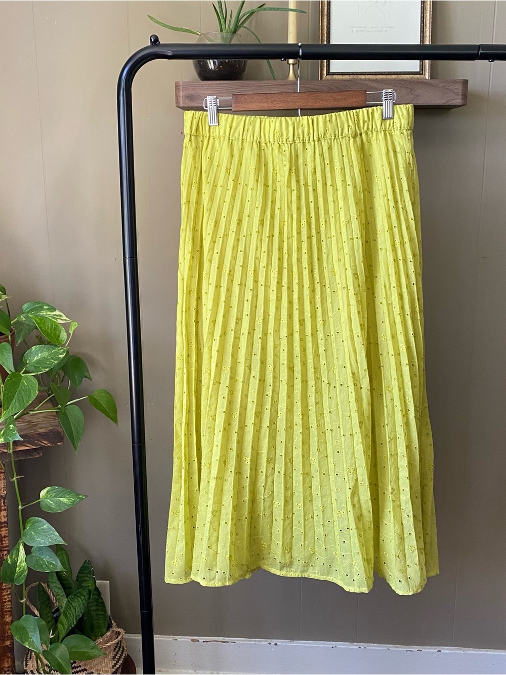 Calligraphie Yellow-green Eyelet Pleated Skirt size M